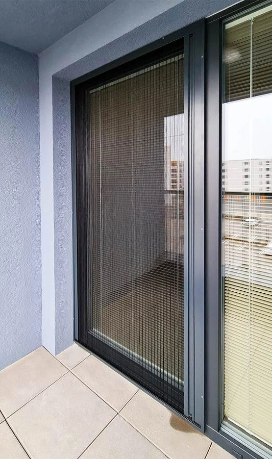 Černá plisé síť do balkónových dveří z textilní síťoviny