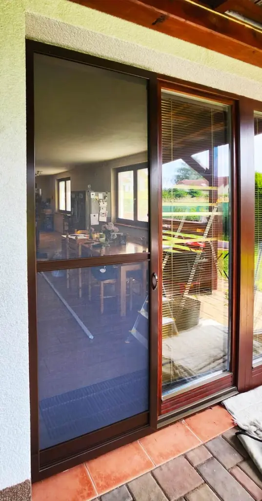 Posuvná dveřní síť na míru RAL 8014 pro balkonové dveře