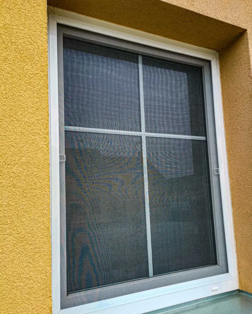 Tmavě šedá hmyzí síť do okna
