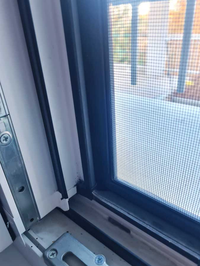 Černá síť proti hmyzu do okna – detail