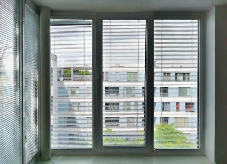 Světle šedé hliníkové žaluzie s vodorovnými lamelami
