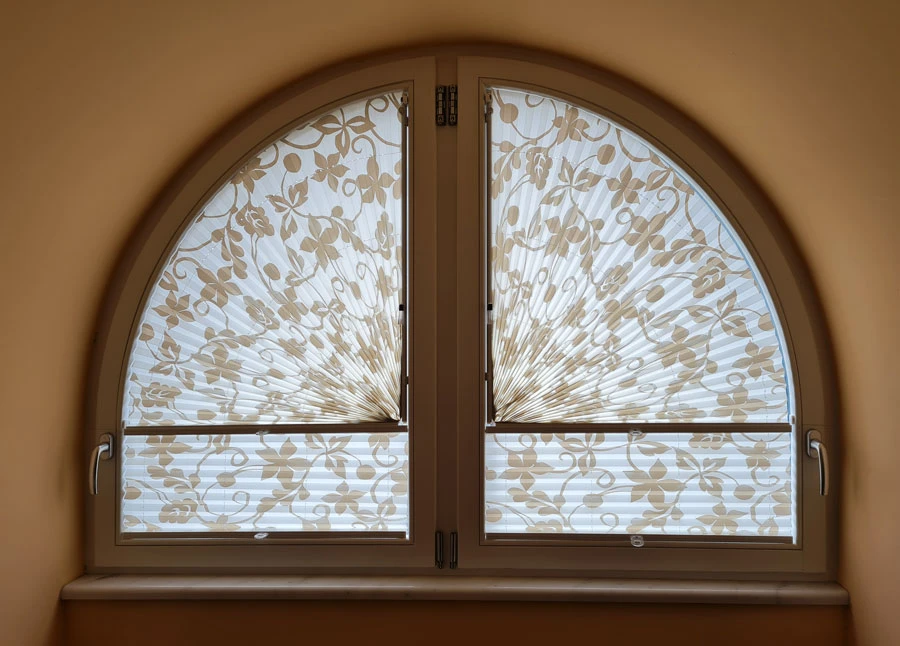 Zatažené látkové plisé s béžovým květinovým vzorem
