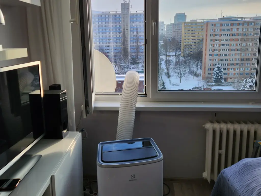 Plexi vložka do okna pro klimatizaci