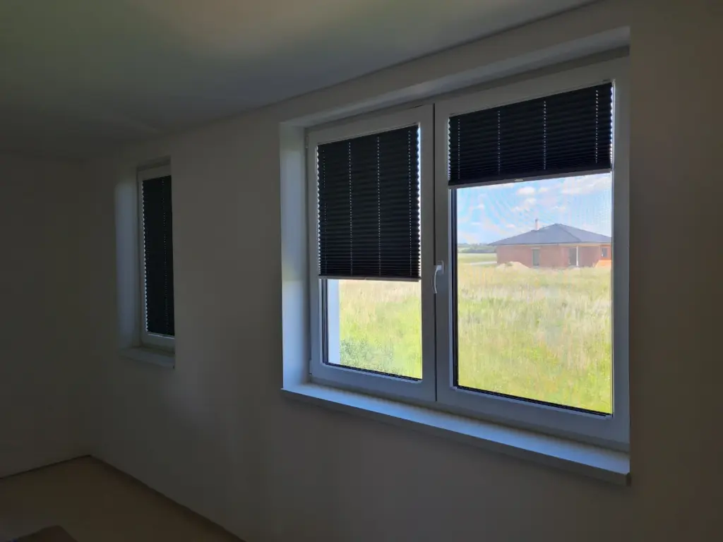 Zatemňovací plisé v okně